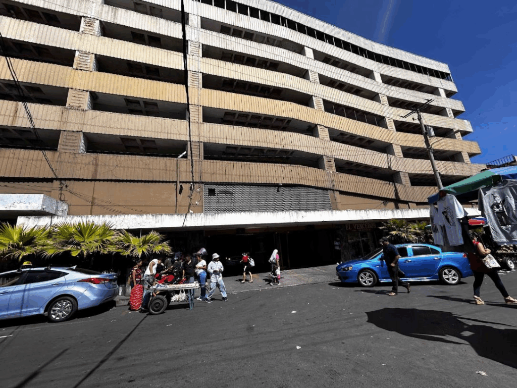 Parqueo Plaza Centro